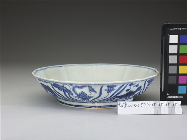 青花蓮塘魚藻紋花式盤