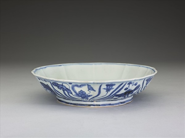 青花蓮塘魚藻紋花式盤