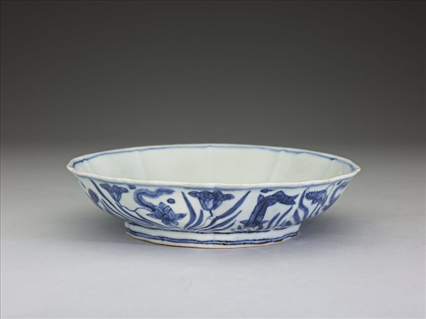 青花蓮塘魚藻紋花式盤