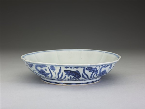 青花蓮塘魚藻紋花式盤