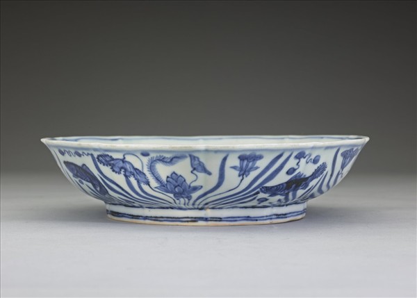 青花蓮塘魚藻紋花式盤