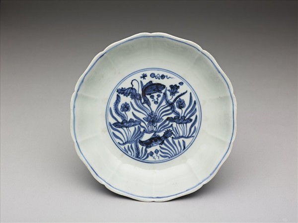青花蓮塘魚藻紋花式盤