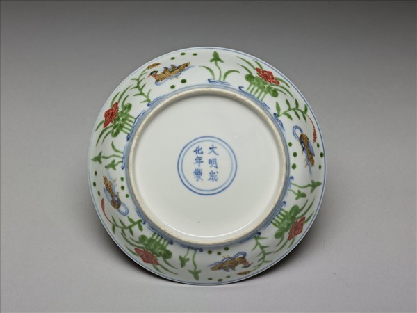 鬥彩蓮塘鴛鴦紋盤