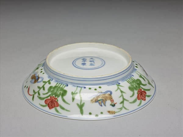 鬥彩蓮塘鴛鴦紋盤