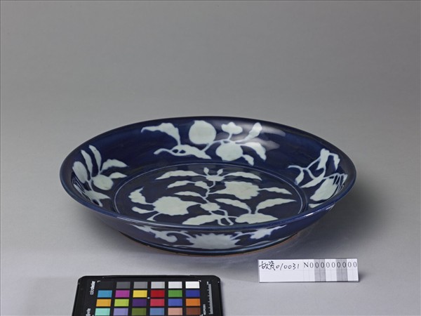 藍地白花折枝石榴花果紋盤