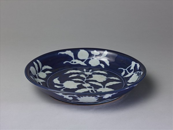 藍地白花折枝石榴花果紋盤