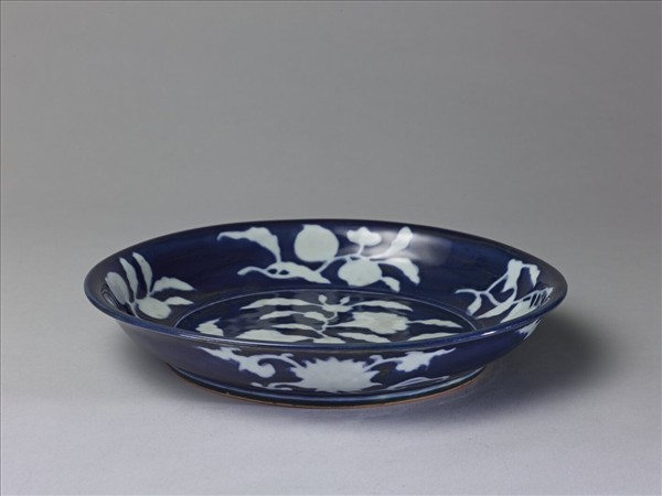 藍地白花折枝石榴花果紋盤