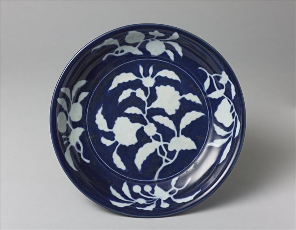 藍地白花折枝石榴花果紋盤