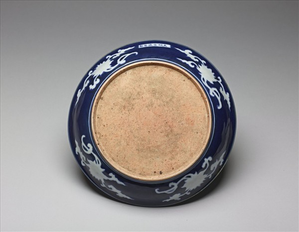 藍地白花折枝石榴花果紋盤