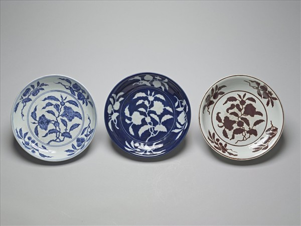 藍地白花折枝石榴花果紋盤