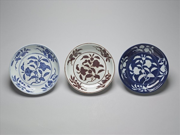 藍地白花折枝石榴花果紋盤