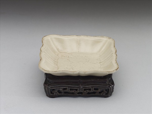 白瓷花卉紋方洗