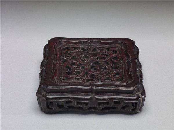 白瓷花卉紋方洗