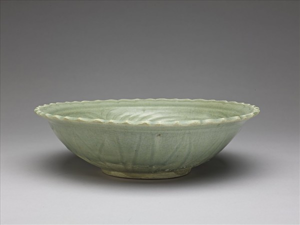 泰國 青瓷刻花花口盤