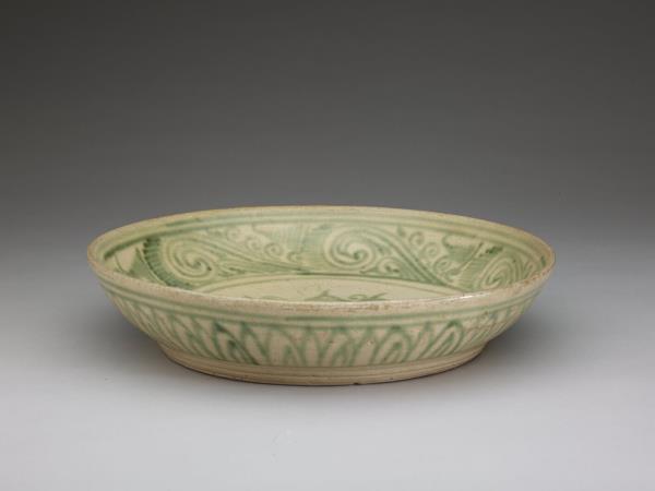 緬甸 15世紀 白釉綠彩盤