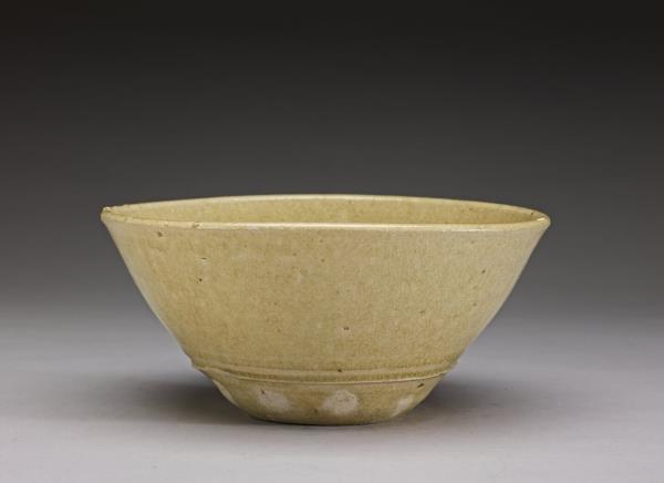 日本江戶時代「乾山」款鐵繪蔓草紋茶碗- 故宮