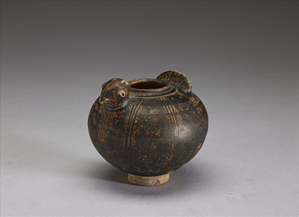 柬埔寨 12-13世紀 黑褐釉鳥首罐
