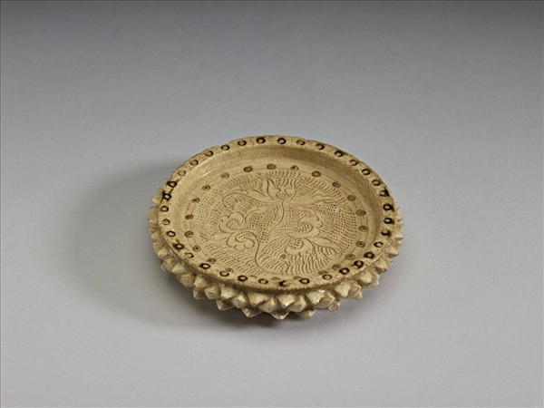 越南 11-12世紀 白瓷刻花蓮紋盤