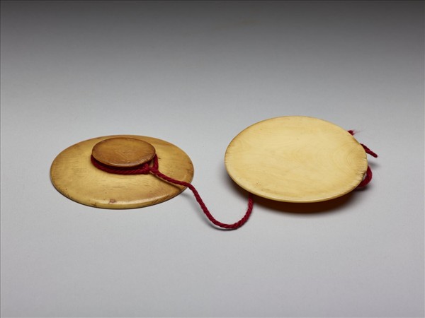 菲律賓 象牙耳飾 二個圓形飾品