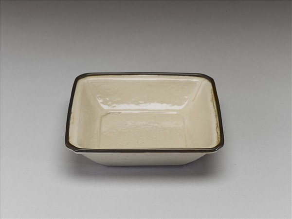 白瓷暗花銅口方洗