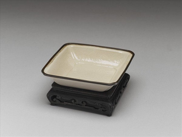 白瓷暗花銅口方洗