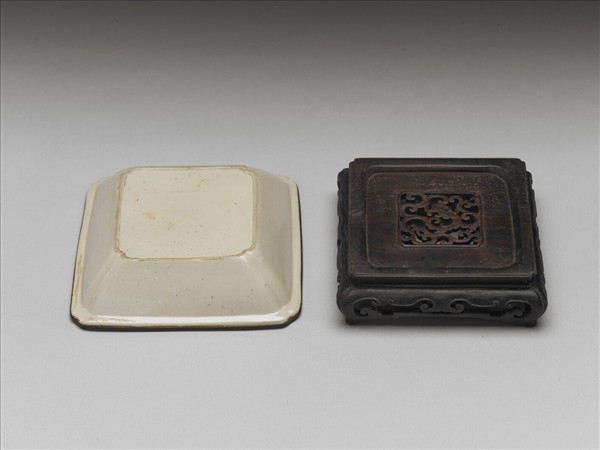 白瓷暗花銅口方洗