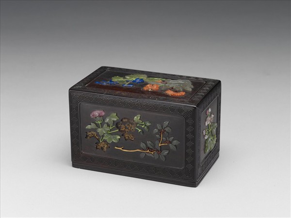 嵌寶石花卉紋木盒