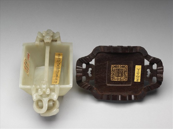 玉雙耳御製詩方杯