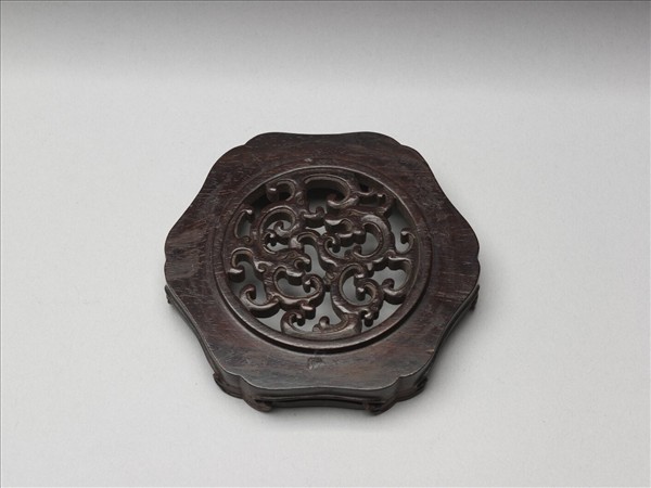 玉鏤雕回紋卮形薰具