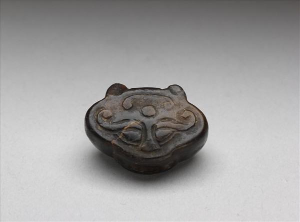 玉獸面紋飾件