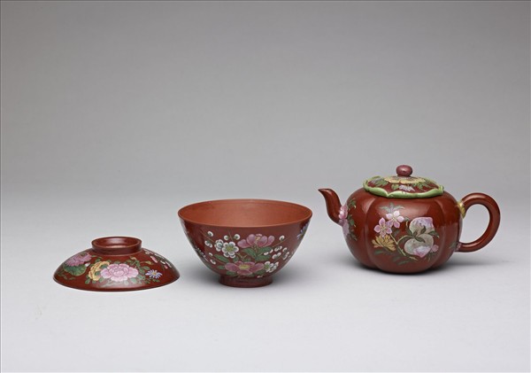 宜興胎畫琺瑯萬壽長春海棠式壺