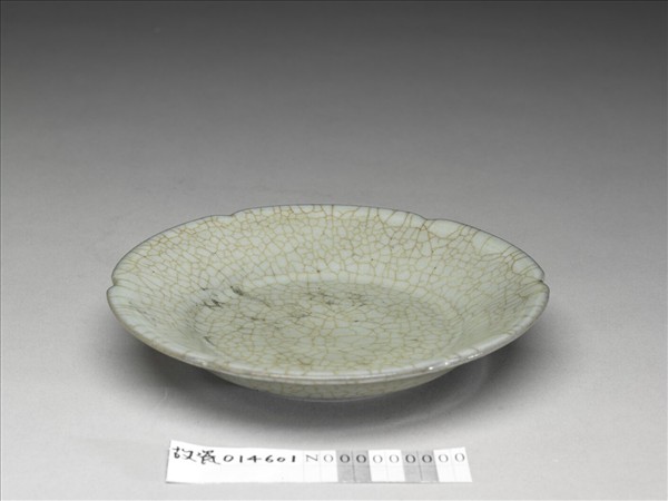 月白青瓷葵口盤(「文」字銘)