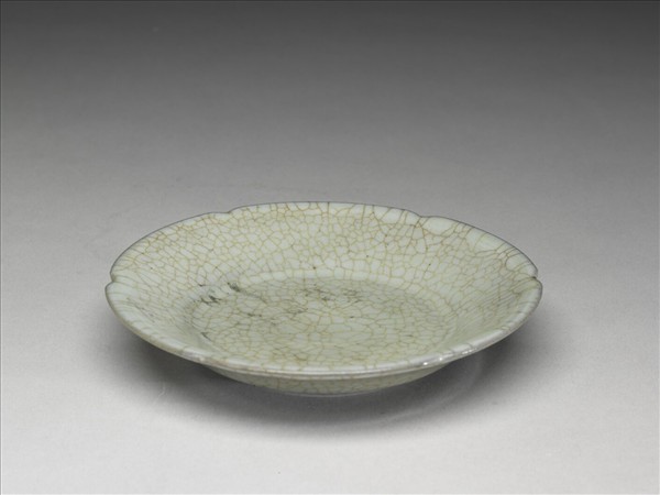 月白青瓷葵口盤(「文」字銘)