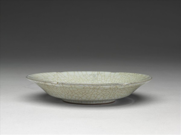 月白青瓷葵口盤(「文」字銘)