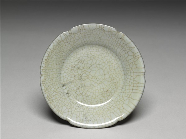 月白青瓷葵口盤(「文」字銘)