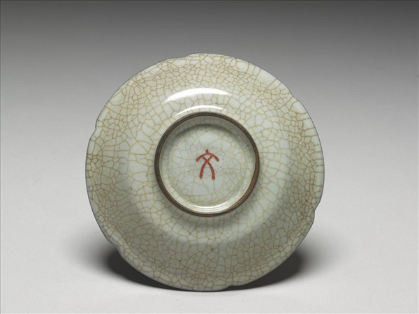 月白青瓷葵口盤(「文」字銘)