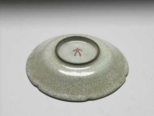 月白青瓷葵口盤(「文」字銘)
