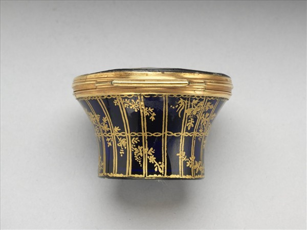 深藍玻璃描金畫琺瑯盒