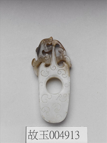 玉螭紋韘形佩