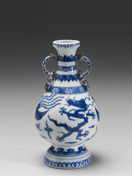 青花龍鳳紋雙耳活環瓶