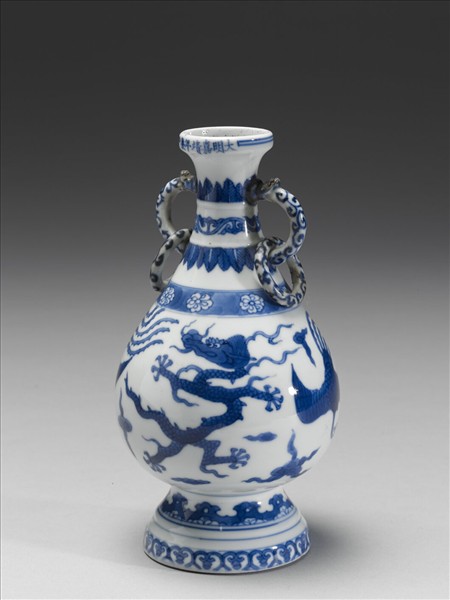 青花龍鳳紋雙耳活環瓶