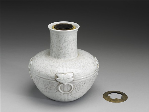 白瓷獸耳暗環壺