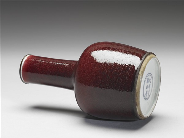 寶石紅釉紙槌瓶