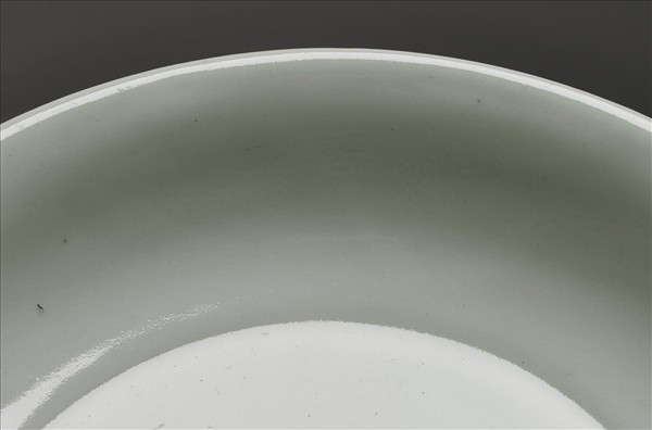 霽青釉白裡龍紋盤