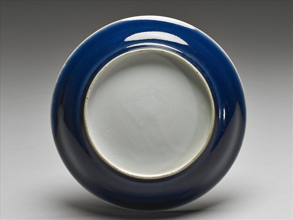 霽青釉白裡龍紋盤