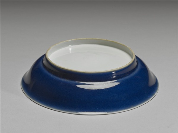 霽青釉白裡龍紋盤