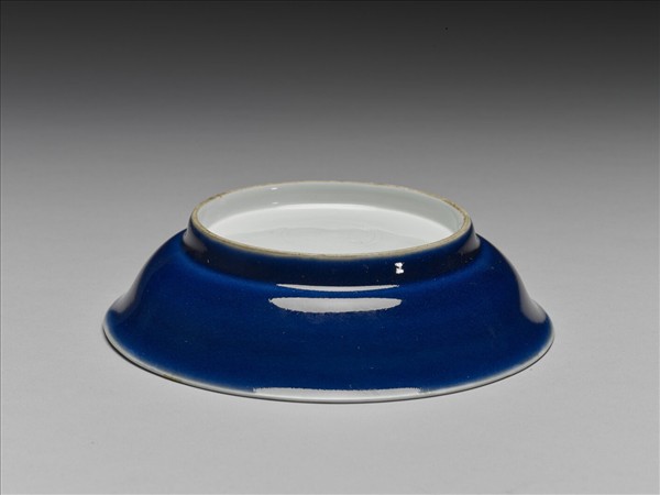 霽青釉白裡龍紋盤