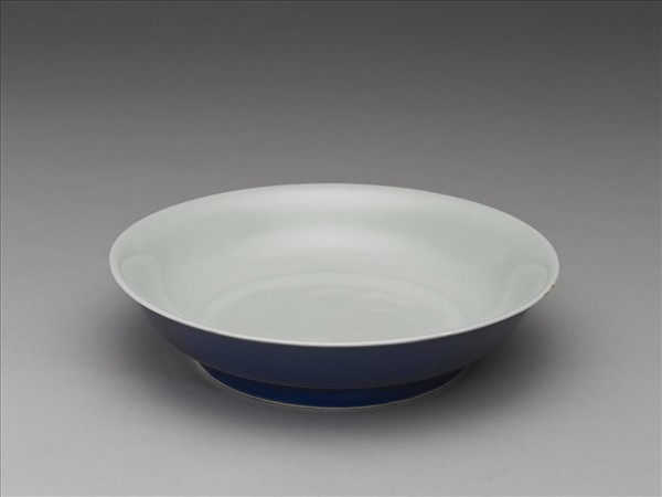 霽青釉白裡龍紋盤