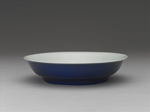 霽青釉白裡龍紋盤