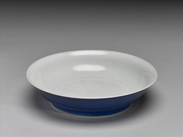 霽青釉白裡龍紋盤